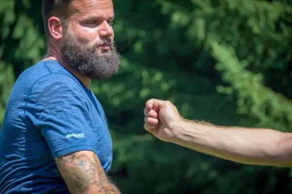 Mann weicht einem Schlag mit der rechten Hand aus