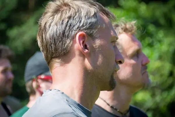 Person schaut nachdenklich in die ferne