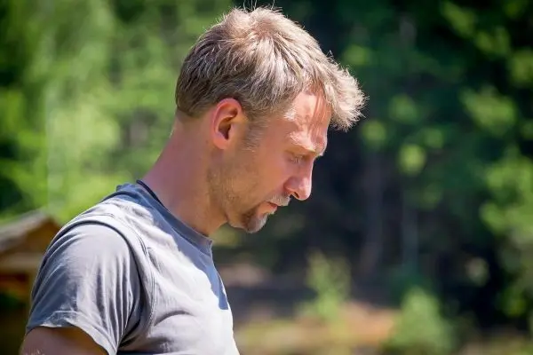 Person schaut nachdenklich nach unten