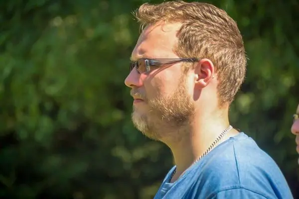 Person steht im Profil und schaut nach rechts