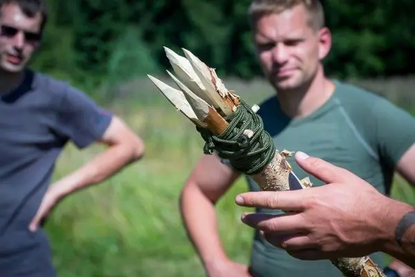 Person zeigt einen selbstgebauten Speer mit scharfen Spitzen