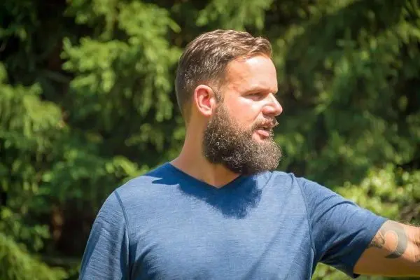 Person zeigt mit der hand in eine richtung