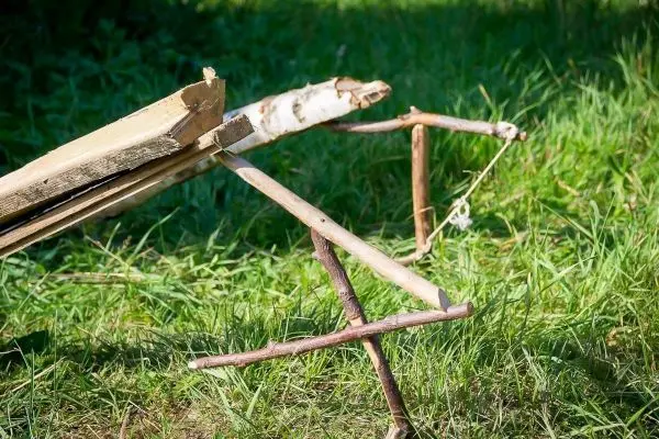 Selbstgebaute Seilbrücke aus Holz auf Grasfläche