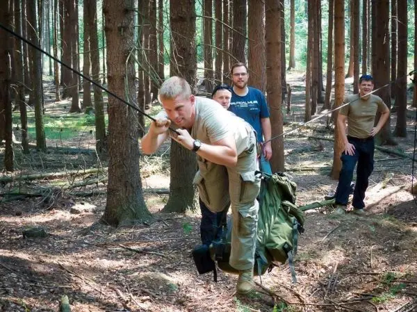 Selbstgebaute Seilquerung wird von einem Teilnehmer mit Rucksack überquert