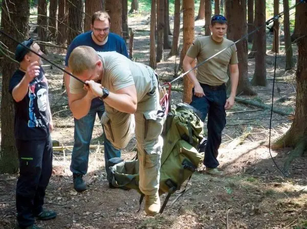 Selbstgebaute Seilquerung wird von mehreren Personen genutzt