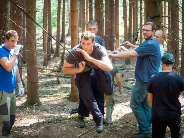 Selbstgebaute Seilquerung wird von mehreren Personen unterstützt