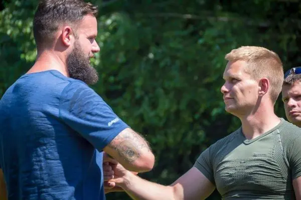 Zwei Personen führen eine Übung zur Handhabung von Techniken durch