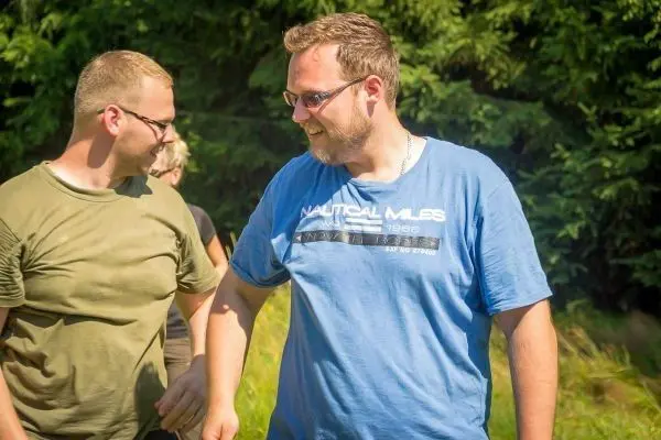 Zwei Personen stehen nebeneinander und unterhalten sich