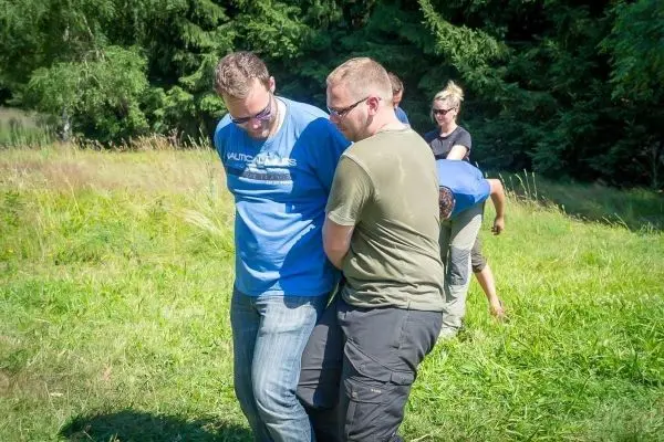 Zwei Personen üben eine Technik zur Unterstützung im Gelände aus