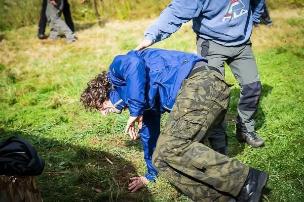 Eine Person wird von einer anderen Person in eine kontrollierte Position gebracht