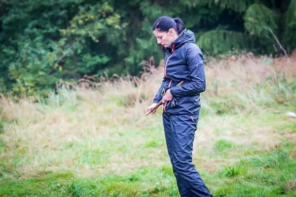 Frau in Outdoor-Bekleidung hält ein Messer in der Hand