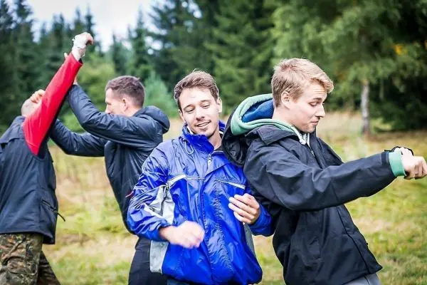 Gruppendynamik beim Training im Freien, Teilnehmer interagieren aktiv miteinander