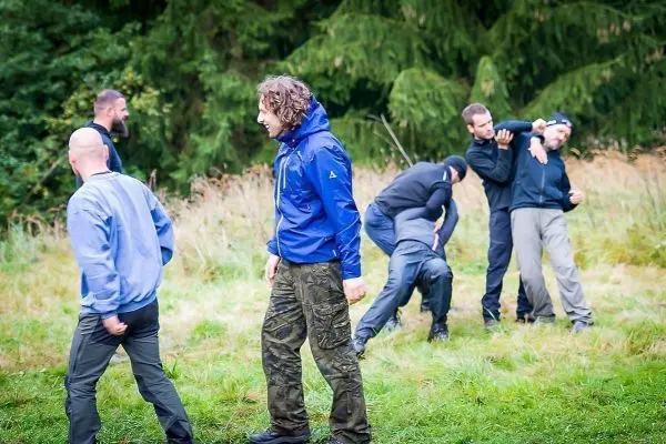Gruppendynamik während einer praktischen Übung im Freien, einige Personen interagieren aktiv