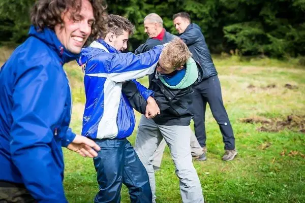 Gruppendynamik während einer praktischen Übung im Freien, Teilnehmer interagieren aktiv