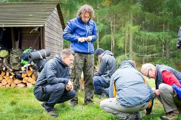 Gruppierung von Personen, die am Boden arbeiten und Materialien untersuchen
