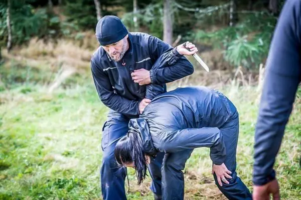 Kämpfer übt Kontrolle mit einem Messer in einer Trainingssituation im Freien