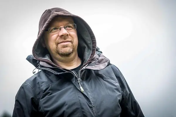 Person mit Kapuze schaut nach oben