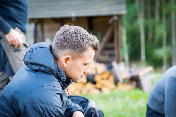 Person sitzt nachdenklich im freien