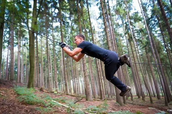 Selbstgebaute Seilquerung wird überquert