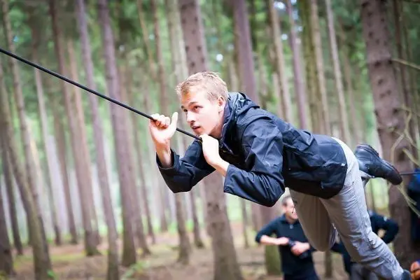 Selbstgebaute Seilquerung wird von einer Person überquert