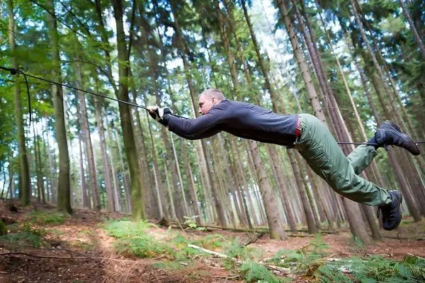 Selbstgebaute Seilquerung wird von einer Person überquert