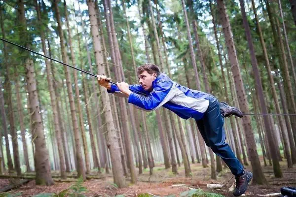 Selbstgebaute Seilquerung wird von einer Person überquert