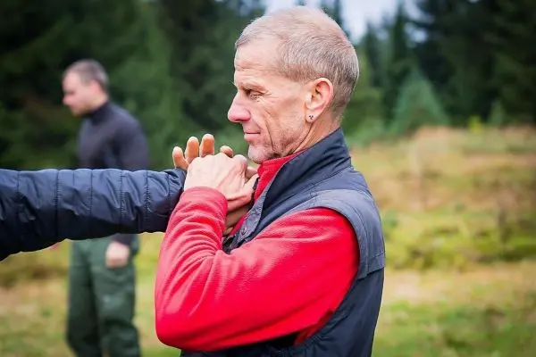 Training zur Selbstverteidigung mit Grifftechnik in freier Natur
