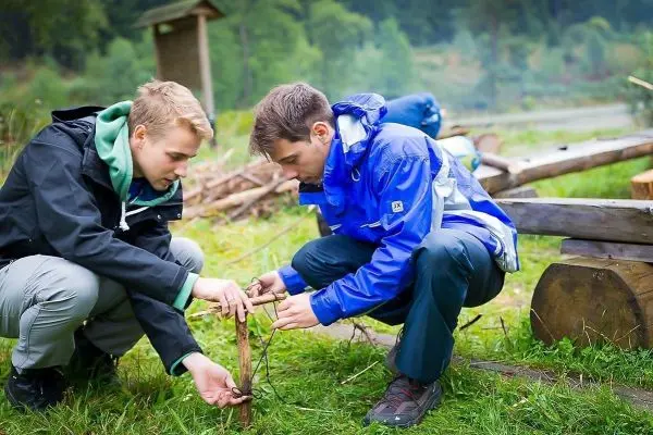 Falle) aus Holz und Schnur
