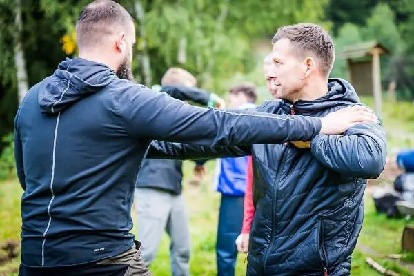 Zwei Personen üben eine Selbstverteidigungstechnik im Freien