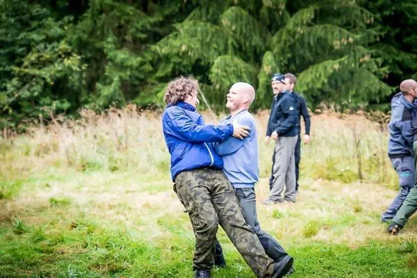 Zwei Personen üben einen Griff im Freien