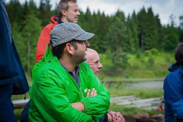 Gruppensituation am Wasser mit Teilnehmern in wetterfester Kleidung