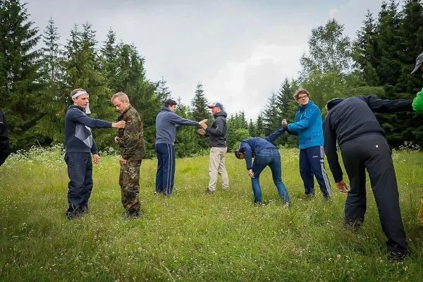 Gruppentraining im Freien mit mehreren Personen, die sich gegenseitig unterstützen