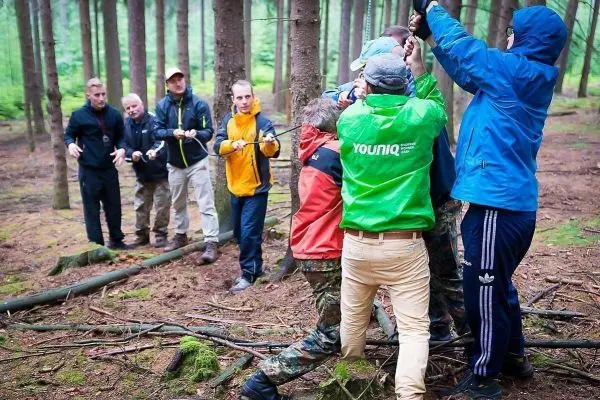 Gruppierung zieht an einem Seil während einer Seilquerung im Wald