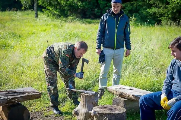 Messer wird auf einem Holzblock zum Schneiden von Material verwendet