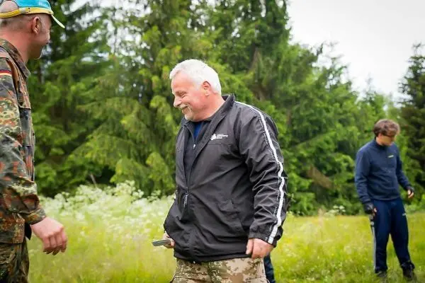 Person lächelt und hält ein Messer in der Hand