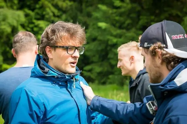 Person spricht mit einer anderen Person im Freien beim Überlebenstraining