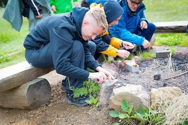Zunder wird mit einem Feuerstahl bearbeitet, um Funken zu erzeugen