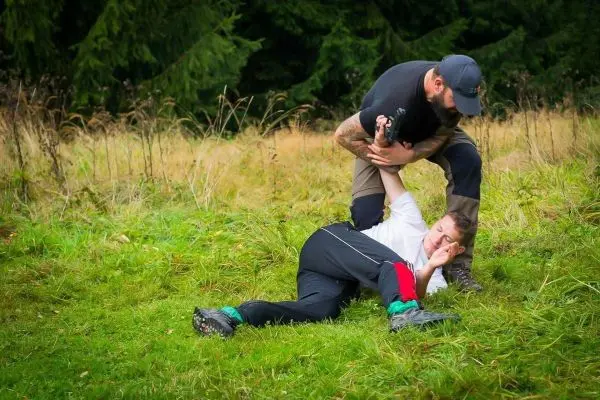 Kämpfer hält Gegner am Arm und kontrolliert ihn am Boden