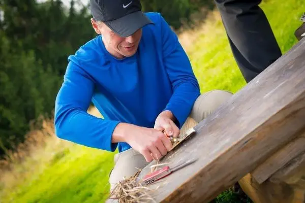 Messer schneidet Zunder auf einer Holzoberfläche