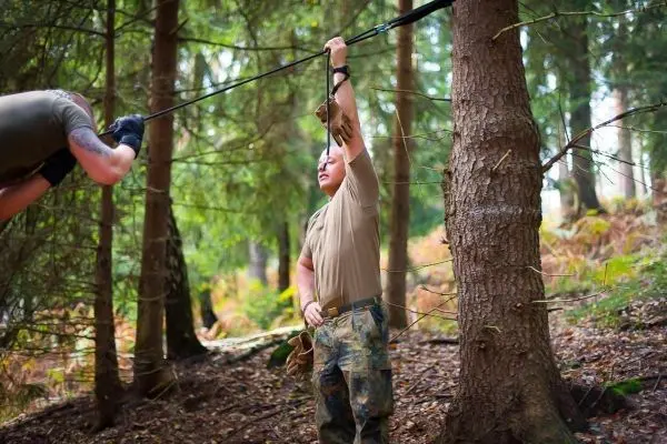 Seilquerung mit selbstgebauter Seilbrücke zwischen zwei Bäumen