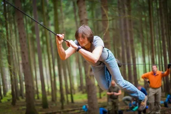 Selbstgebaute Seilquerung wird von einer Person überquert