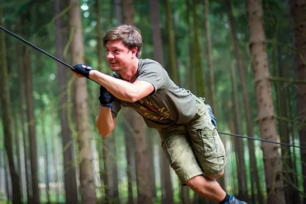 Selbstgebaute Seilquerung wird von einer Person überquert