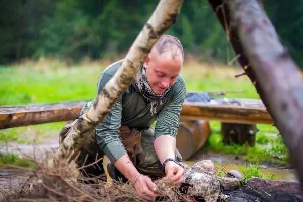 Zunder wird für ein kleines Bodenfeuer vorbereitet