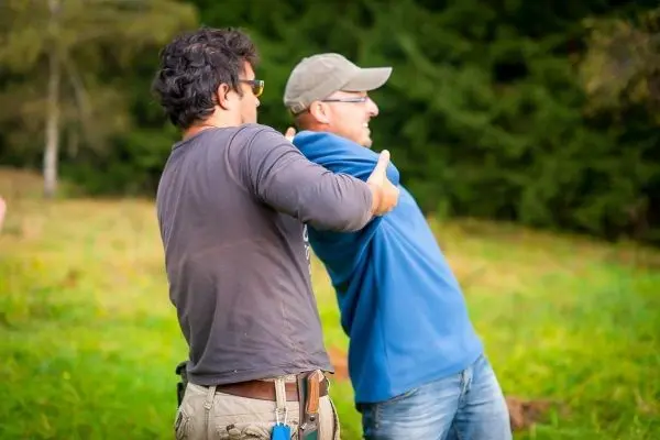 Zwei Personen führen eine Technik zur Unterstützung oder Rettung durch