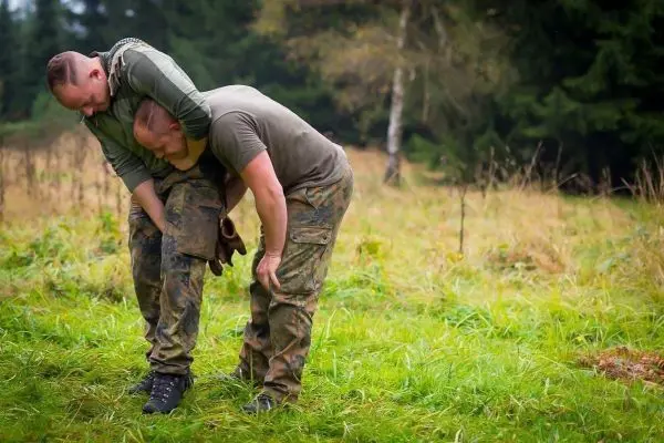Zwei Personen führen eine Übung zur Unterstützung in der Natur durch