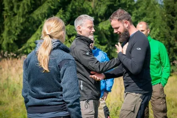 Gruppentraining zur Selbstverteidigung mit mehreren Teilnehmern in der Natur