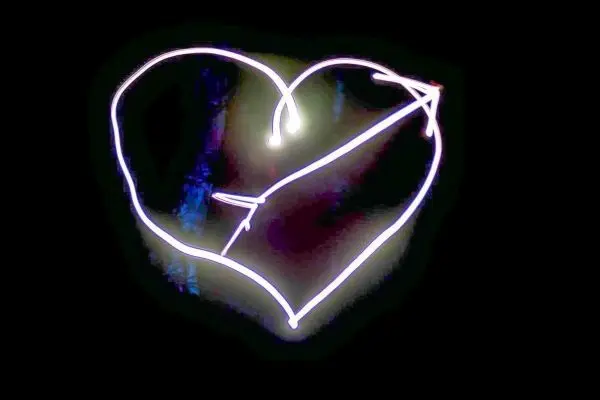Leuchtende Herzform auf dunklem Hintergrund