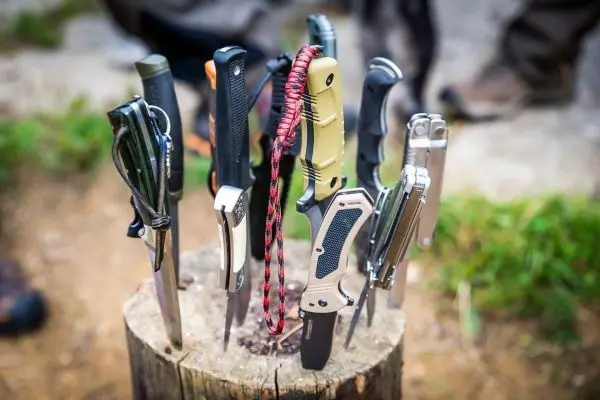 Mehrere Messer stecken in einem Baumstumpf