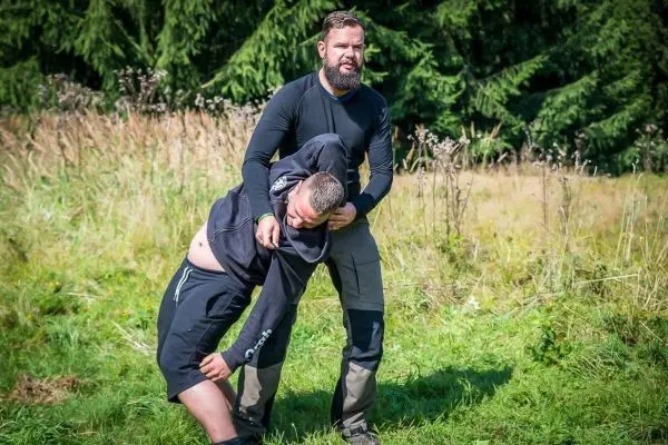 Person hält andere Person in einer Übungssituation fest