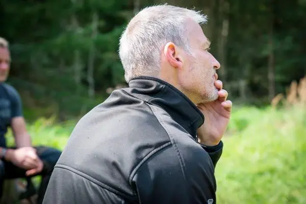 Person sitzt im freien und denkt nach